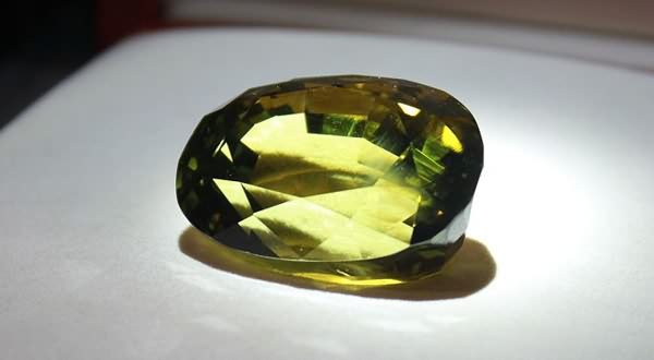 世界十大稀有宝石排行榜7、亚历山大变色石