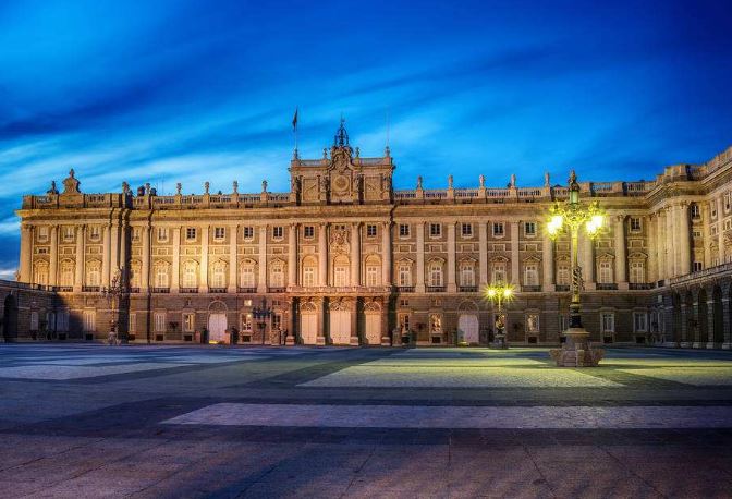 建于1738年,历时26年才完工,是世界上保存最完整而且最精美的宫殿之一