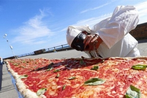 世界上最大的披萨，100位厨师制作长达1595米